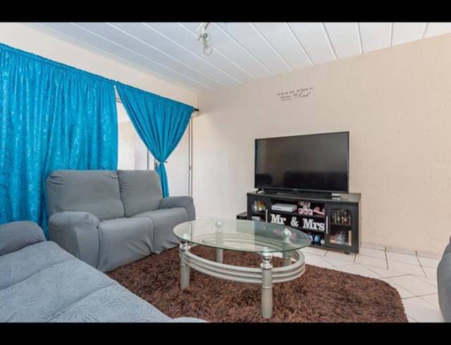 2 BEDROOM TOWNHOUSE FOR SALE IN OAKDENE